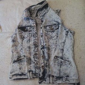 Thrill faded jean vest with a white wash color size 18/20, no inner pockets.